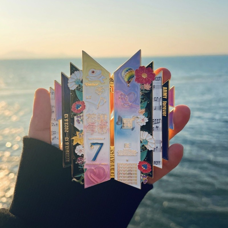 BT21 10. Jubiläums-Metallabzei – Beauty Makeup Wholesale Bewertung und Preis